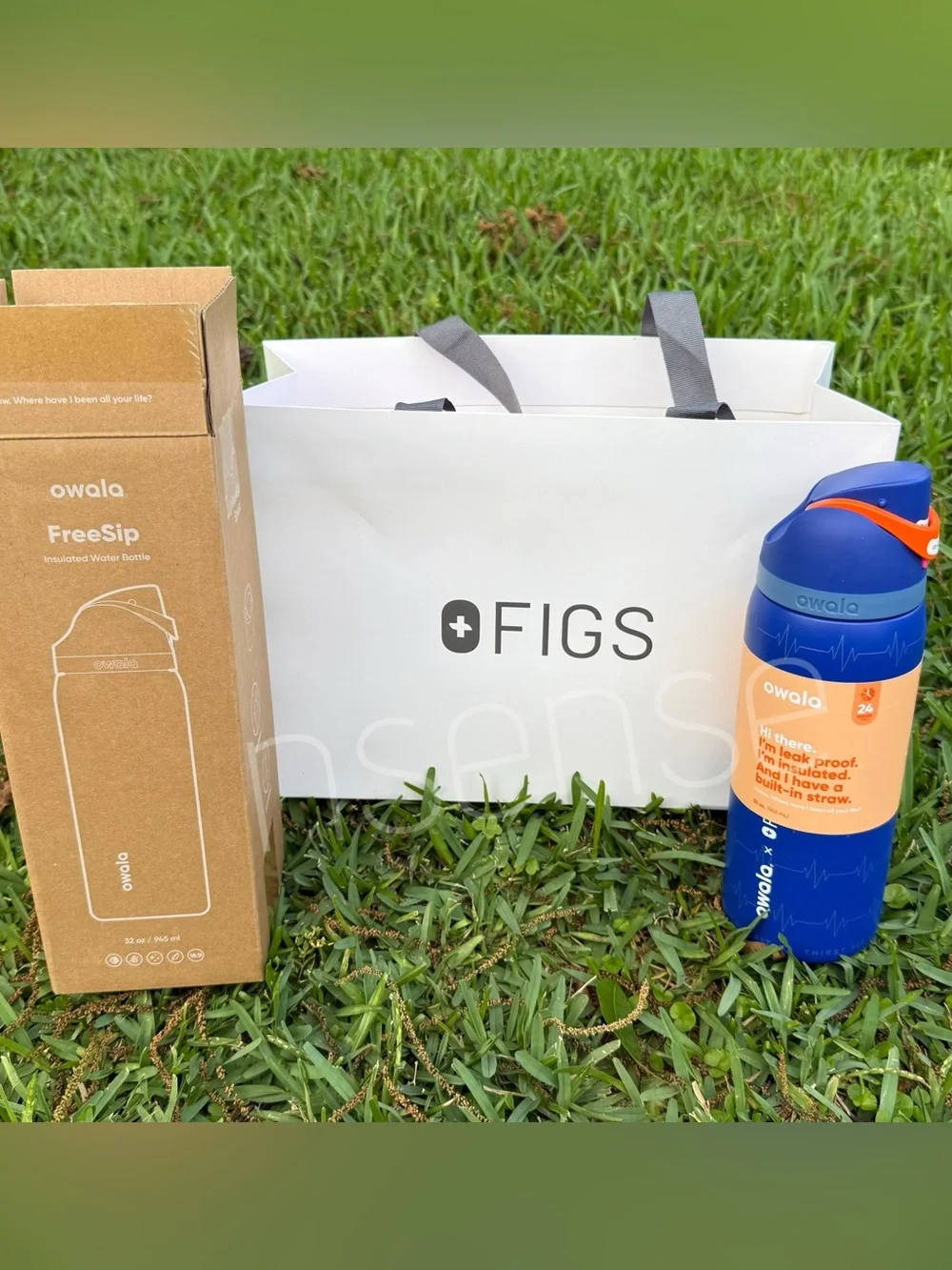 Figs I Owala FreeSip Deep Royal Blue Waterbottle - Picture 4 of 14